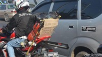 Pemudik ini berhasil move on dari mantannya. Mengingatkan ke pemudik lain kalau mudik itu ke kampung halaman, bukan ke hati mantan.