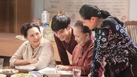 Ini kebersamaan Jirayu saat sedang makan bersama.  Foto: Instagram @jirayuworld