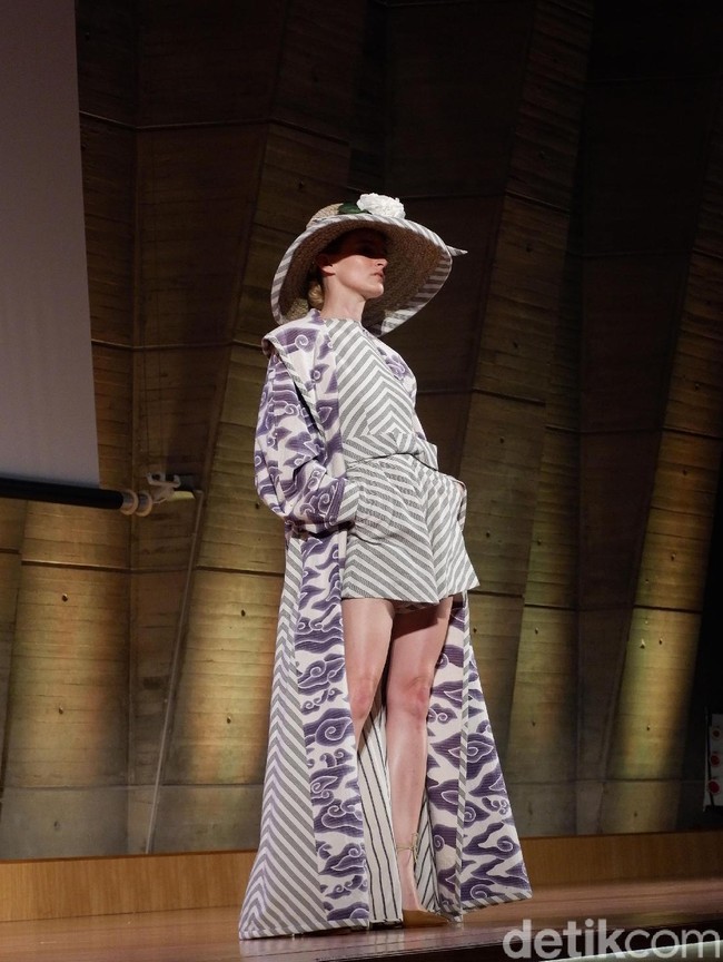Selain gaun, muncul pula busana bersiluet jumpsuit dan celana pendek yang dibungkus jubah batik. Gayanya Eropa, tapi akarnya tetap Indonesia, ujar desainer yang sudah berkarya lebih dari tiga dekade ini. (Foto: Daniel Ngantung/Wolipop)