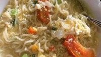 Cuaca yang dingin memang paling pas makan mi rebus dengan irisan cabai rawit dan telur. Foto: Instagram @dapur_hanania