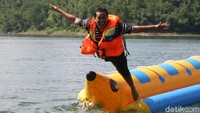 Saat ini dari pengelola wisata yang berada di Desa Kumejing, Kecamatan Wadaslintang menyediakan permainan dengan banana boat. Dijamin segar! (Uje/detikTravel)
