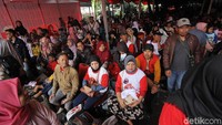 Para peserta mudik gratis dibekali goodie bag yang berisi roti dan air minum serta diberikan kaus bergambar calon pasangan Gubernur Jawa Tengah Ganjar Pranowo-Taj Yasin Maimoen yang dipakai saat pelepasan mudik gratis tersebut.