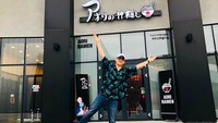 Pemilik nama lengkap Lee Seung-hyun ini rupanya pebisnis kuliner sukses. Ia adalah pemilik resto Aori Ramen yang punya puluhan cabang di Korea Selatan. Ini posenya saat membuka salah satu cabang Aori Ramen. Foto: Instagram seungriseyo