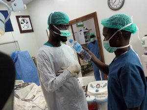 Viral! Potret Para Dokter Nigeria Berbuka Puasa di Tengah Proses Operasi