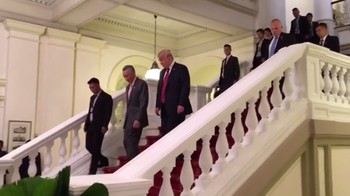 Trump disambut oleh pejabat-pejabat negara di Singapura salah satunya dengan Perdana Menteri Singapura Lee Hsien Loong. (Foto: Instagram)