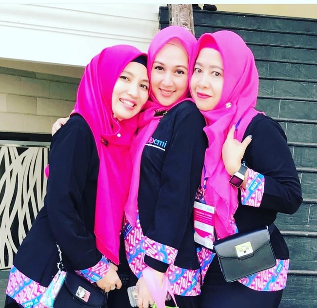 Dina Lorenza sebelumnya sudah aktif menjadi anggota Ikatan Pengusaha Muslim Indonesia yang dipimpin oleh Inggrid Kansil. Foto: Instagram/DinaLorenza1975