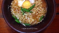 Tergoda nggak sih lihat ini? Mi rebus dengan paduan cabai rawit dengan telur rebus. Foto: Instagram @tamisaputra