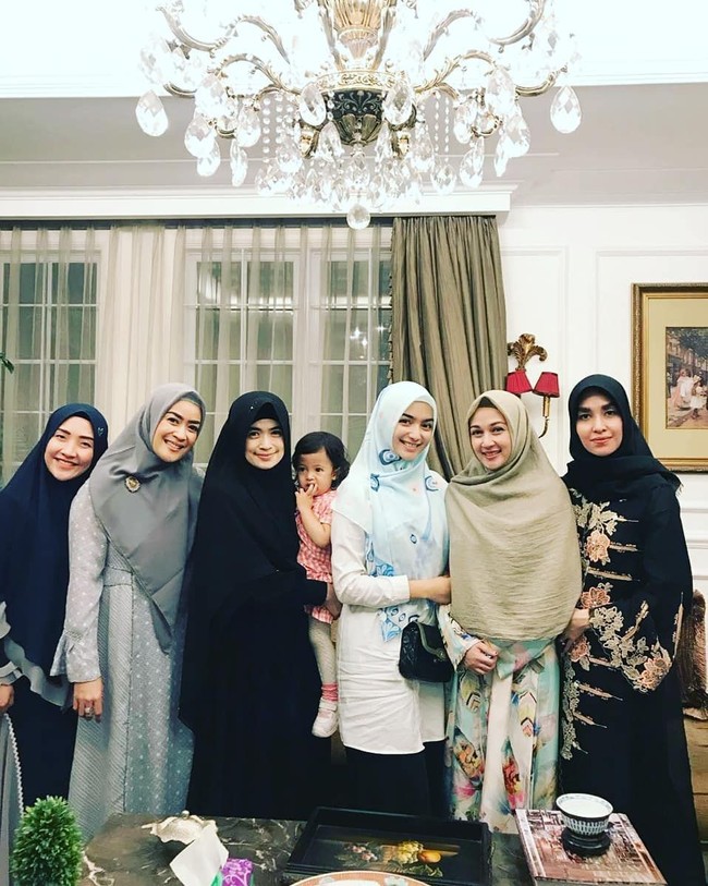 Dina Lorenza juga sering terlihat menghadiri pengajian. Ia kerap bersilaturahmi dengan aktris lainnya seperti Citra Kirana dan Devi Permatasari. Foto: Instagram/DinaLorenza1975