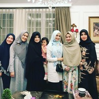 Dina Lorenza juga sering terlihat menghadiri pengajian. Ia kerap bersilaturahmi dengan aktris lainnya seperti Citra Kirana dan Devi Permatasari. Foto: Instagram/DinaLorenza1975