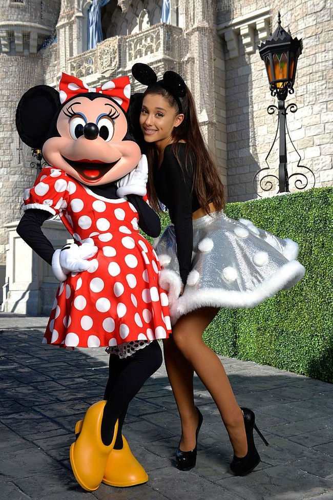 Ia menggunakan rambut palsu untuk menutupi rambutnya yang rontok. Kerontokan rambutnya disebabkan karena hobinya yang mengecat rambut. Foto: Getty Images