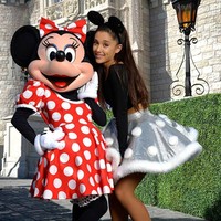 Ia menggunakan rambut palsu untuk menutupi rambutnya yang rontok. Kerontokan rambutnya disebabkan karena hobinya yang mengecat rambut. Foto: Getty Images