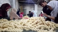 Dibantu istrinya, Elsa (50), dengan mempekerjakan 10 karyawan, Yusuf mampu mengolah 150 kilogram (kg) tepung terigu untuk dijadikan sebagai Kue Otere-otere. Padahal sebelumnya hanya membuat 80 hingga 100 kg tepung terigu untuk dijadikan sebagai kue kering otere.