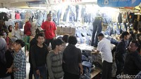 Meskipun harus berdesak-desakan nyatanya para pengunjung Pasar Tanah Abang tetap senang karena dapat berbelanja baju lebaran.