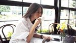 Anggunnya Pacar Baim Wong, Paula Verhoeven Saat Ngopi dan Makan Seafood
