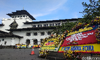 Karangan Bunga untuk Gubernur Aher Banjiri Gedung Sate