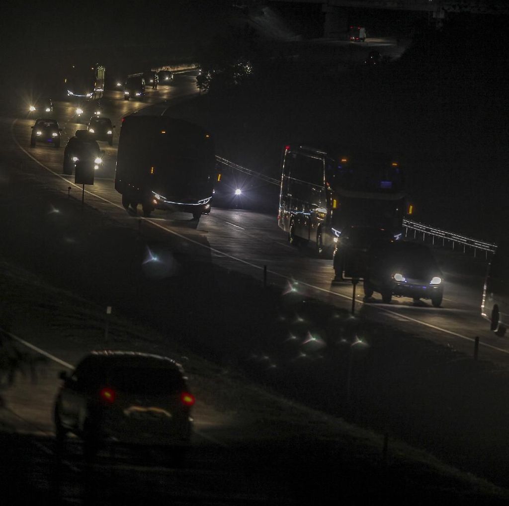Padat, Tol Cikampek arah Jakarta Masih Dierlakukan Contraflow Padat, Tol Cikampek arah Jakarta Masih Dierlakukan Contraflow