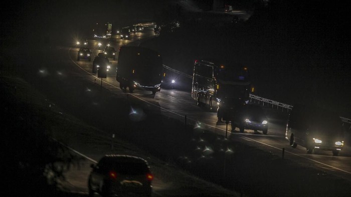 Sejumlah kendaraan melintas menuju arah timur di tol Cipali, Jawa Barat, Sabtu (9/6). Menurut catatan PT Jasa Marga Cabang Jakarta-Cikampek, H-6 Lebaran, 33.328 Kendaraan Tinggalkan Jakarta Lewat GT Cikarut, jumlah tersebut meningkat 23 persen dari volume lalu lintas normal pada periode yang sama, yaitu 27.111 kendaraan.  ANTARA FOTO/Muhammad Adimaja/pras/18