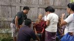 Foto: Ritual Ganti Baju Jenazah Orang Toraja