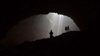 Cahayanya luar biasa indah. Dengan suasana gua yang sangat gelap, cahaya itu makin terlihat begitu mempesona. Dengan suasana yang tenang pula, cahayanya makin terlihat khidmat. Tak ayal, para traveler yang pernah melihat cahaya ini pasti setuju untuk menyebutnya sebagai Cahaya Surga (Elzam Zami Cimot/ACI)