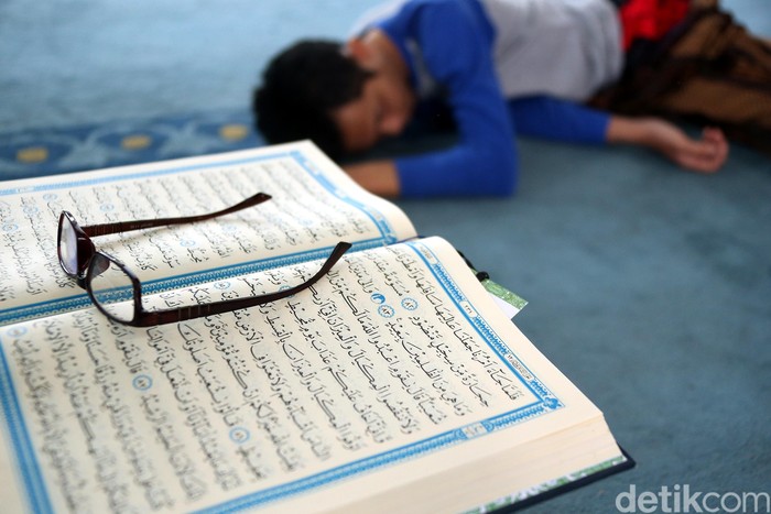 Sisa hari-hari terakhir Ramadan dimanfaatkan warga Bekasi untuk itikaf di masjid Al Azhar. Berikut foto-fotonya.