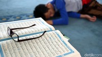 Melakukan ibadah iktikaf tidak hanya untuk memohon ampunan atas dosa masa lalu, tapi juga meminta hidayah kepada Allah untuk kehidupan yang akan datang.