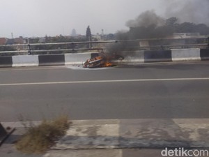 Motor Pengangkut Gas Terbakar di Flyover Buaran