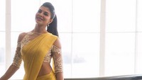 Penampilan Jacqueline Fernandez saat kenakan baju sari. Foto: Dok. Instagram/jacquelinef143