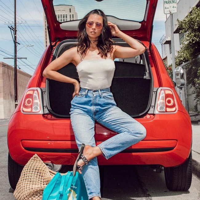 Aja mengaku melakukan pekerjaan tambah seperti menjaga anjing untuk menambah pendapatan. Dalam video, ia pun berusaha memberi motivasi kepada orang-orang yang bernasib sama dengannya. Foto: Instagram Aja Dang