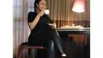 Jadi Hot Mama, Ini Potret Keren Denada Ketika Makan Bersama Sang Putri