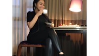 Denada Elizabeth Anggia Ayu Tambunan atau akrab disapa Denada. Dikenal sebagai penyanyi yang aktif membagikan kesehariannya di akun Instagramnya, termasuk ketika sedang makan bareng teman atau sang putri, Shakira. Foto: Instagram @denadaindonesia
