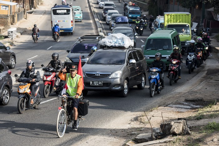 Luar Biasa  Pemudik ini Pulang Kampung Naik Sepeda 