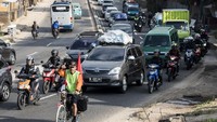 Warisno merupakan salah satu pemudik yang memilih menggunakan sepeda onthel untuk pulang ke kampung halaman. Berdomisili di Bandung, Warisno mengayuh sepedanya di kawasan Nagreg, Kabupaten Bandung, Jawa Barat untuk mudik ke Kebumen. ANTARA FOTO/M Agung Rajasa.