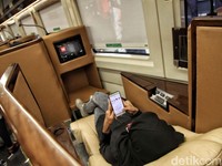 Kereta Sleeper Meluncur Antar Pemudik ke Kampung Halaman