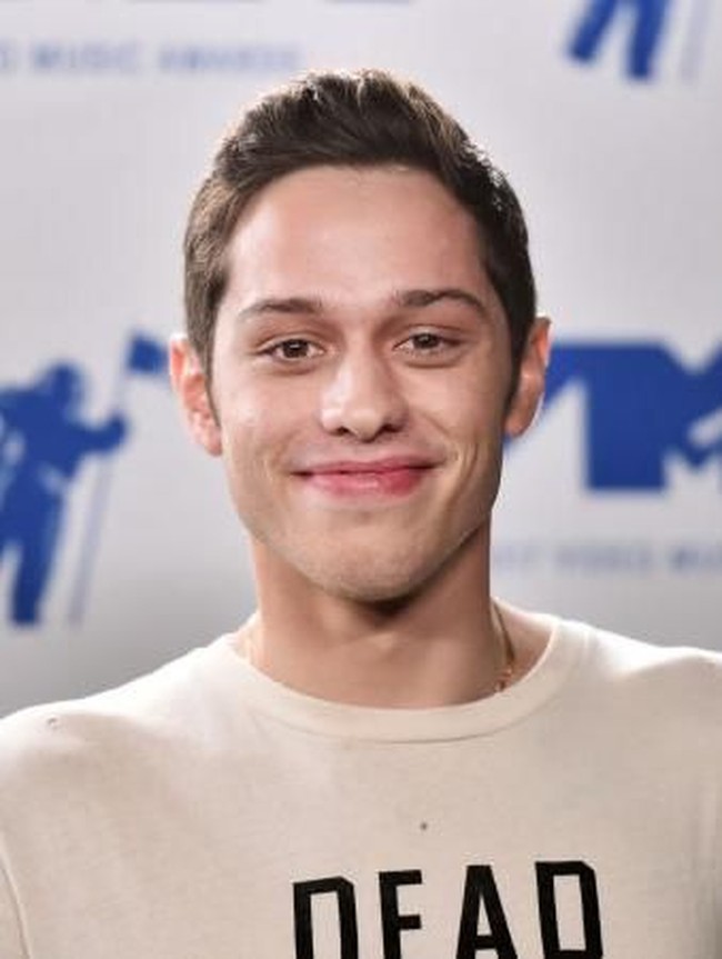 Tidak, tidak ada yang salah. Nggak terjadi apa-apa. Nggak ada yang disembunyikan tentang apapun. Aku hanya tidak mau punya Instagram lagi. Atau media sosial apapun, kata bintang Saturday Night Live Pete Davidson di Instagram Story setelah menghapus semua postingan fotonya di media sosial berbasis fotografi itu. Foto: istimewa