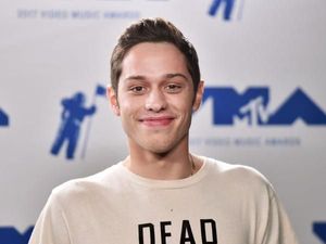 Pete Davidson Dikabarkan Jalani Terapi Trauma Gegara Kanye West