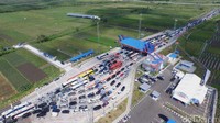 Kemacetan panjang membuat banyak kendaraan berhenti di bahu jalan. Dan hanya empat gate loket keluar dan cara pembayaran yang tidak mempergunakan e-Card membuat anteran di pintu tol mengular. Tri Aljumanto/detikcom.