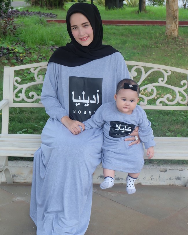 Beberapa kali ia mengunggah foto memakai busana yang sama dengan Kayla. Baju yang ia kenakan selalu bernuansa cerah, dan cocok dipakai baik oleh ibu maupun anak. Foto: Instagram/AdeliaPasha