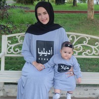 Beberapa kali ia mengunggah foto memakai busana yang sama dengan Kayla. Baju yang ia kenakan selalu bernuansa cerah, dan cocok dipakai baik oleh ibu maupun anak. Foto: Instagram/AdeliaPasha