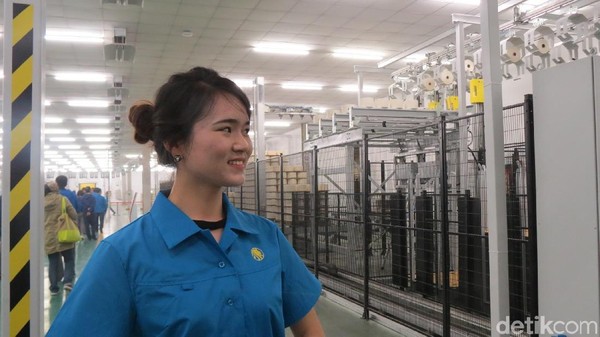 Gadis dari etnis Han yang bekerja di pabrik pemintalan benang di Jiangsu Jinsheng Industry Co Ltd di Kota Korla, Xinjiang (Fitraya/detikTravel)