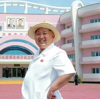Kunjungan Kim Jong Un ke sebuah pedesaan di Korea Utara tahun 2015, membuktikan dirinya juga bisa bersantai. Tampilannya kasual dengan kemeja putih dan straw hat panama alan musim panas. Foto: Istimewa