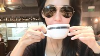 Lagi-lagi menyesap secangkir kopi. Tapi kali ini ia memadukannya dengan roti panggang dan beberapa hidangan lainnya. Foto: Instagram paula_verhoeven