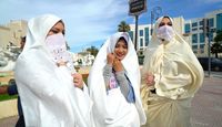Menggunakan haik. 