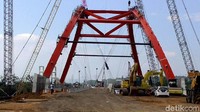 Jembatan Kali Kuto memiliki bobot seberat 2.400 ton dengan material baja yang dirakit di tiga tempat berbeda, yakni di Serang, Tangerang, dan Pasuruan. Foto: Robby Bernardi