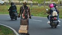 Pemudik ini pun memilih menggunakan sepeda untuk pulang ke kampung halaman. Ia terlihat melintas di Jalur Selatan Lingkar Gentong Atas, Kabupaten Tasikmalaya, Jawa Barat. ANTARA FOTO/Adeng Bustomi.