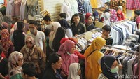 Warga datang ke Pasar Tanah Abang, Jakarta untuk berbelanja berbagai kebutuhan lebaran.