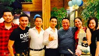 “Happy birthday daddy !!!,” tulis Seungri di keterangan foto ini. Perayaan ulang tahun makin meriah dengan kehadiran kue setinggi 3 tingkat. Foto: Instagram seungriseyo