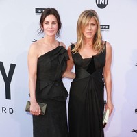 Keduanya tampil kompak dalam balutan gaun hitam dengan siluet yang hampir mirip. Jennifer memilih gaun couture karya Christian Lacroix. Sementara Courteney mengandalkan rancangan Roland Mouret. (Foto: Getty Images)