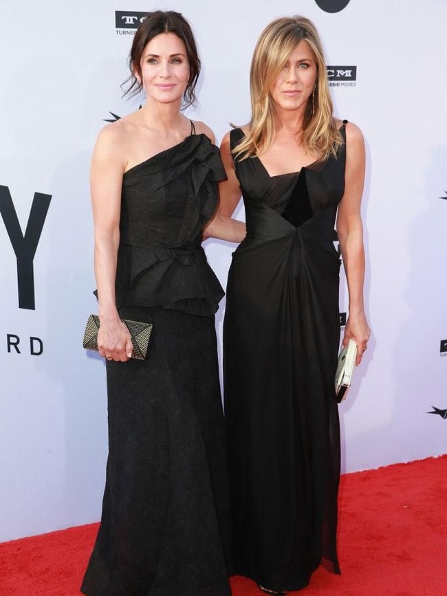 Keduanya tampil kompak dalam balutan gaun hitam dengan siluet yang hampir mirip. Jennifer memilih gaun couture karya Christian Lacroix. Sementara Courteney mengandalkan rancangan Roland Mouret. (Foto: Getty Images)