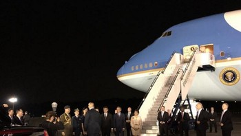 Lewat akun Instagram resminya @realdonaldtrump ia membagikan foto dirinya tiba di Singapura pada malam hari menggunakan pesawat Kepresidenan AS. (Foto: Instagram)