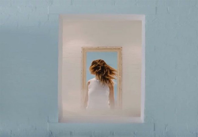 Ditambahkannya, trik ini tak terbatas dengan menggunakan handphone. Pantulan itu bisa didapat dari Jendela, bahkan jam tangan. Foto: Dok. Mathias Fast